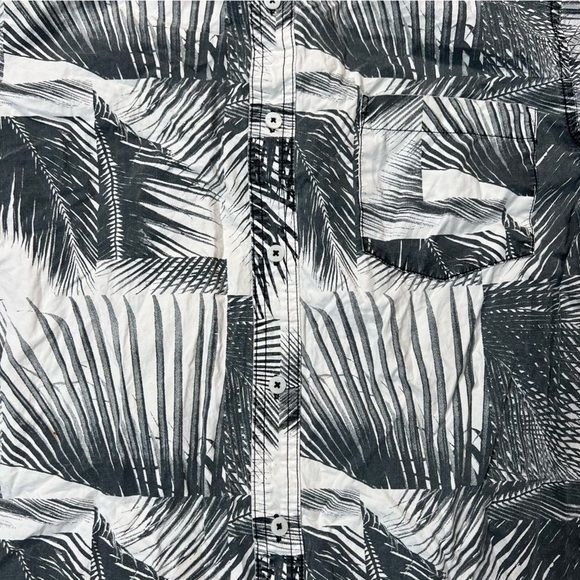 HAWK Cream Short Sleeve Button Down w Grey Foliage Print Size Medium - Picture 6 of 8
